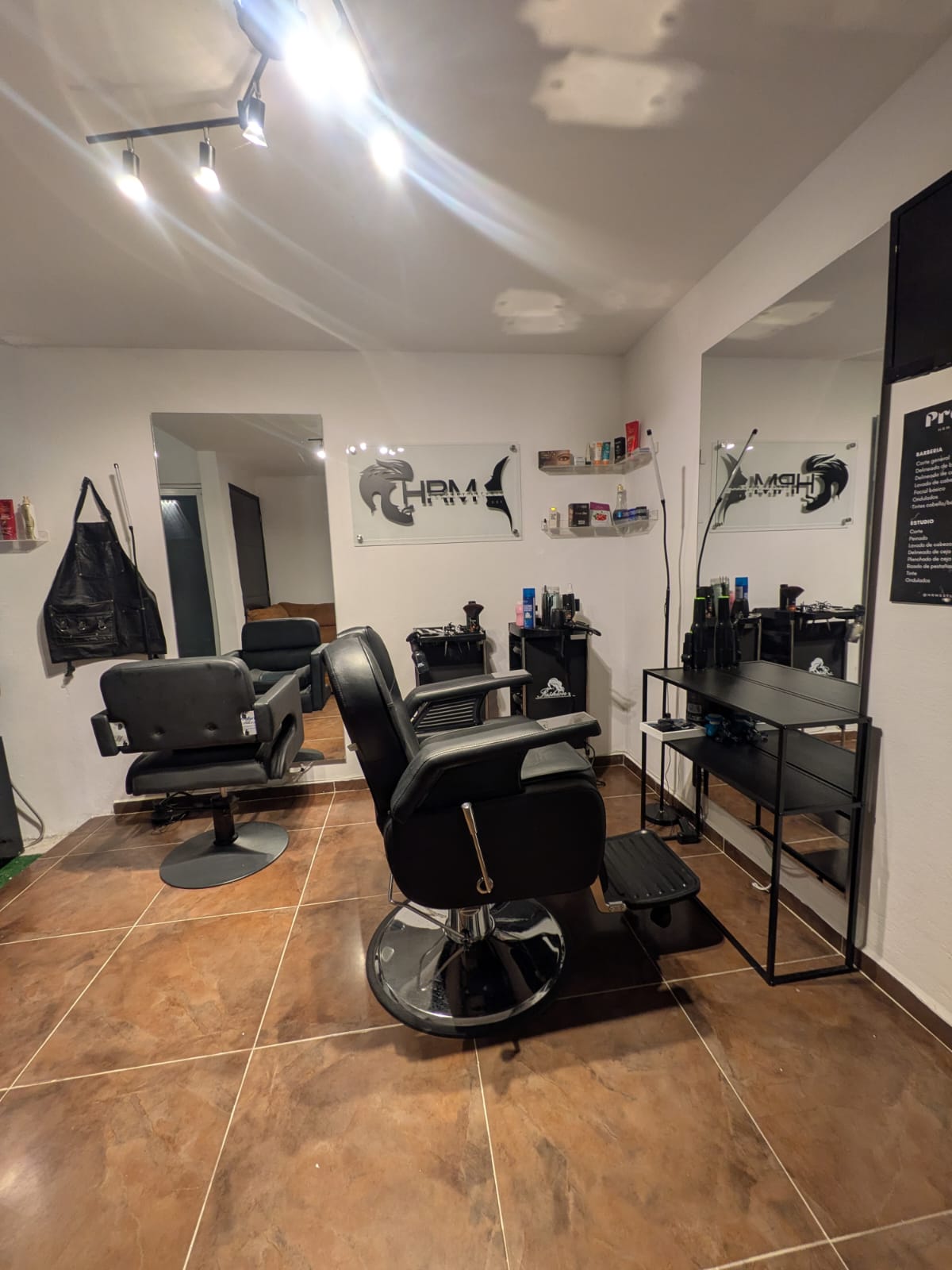 Estación principal de barbería HRM ESTUDIO con sillas profesionales y logo en Ocotlán Tlaxcala